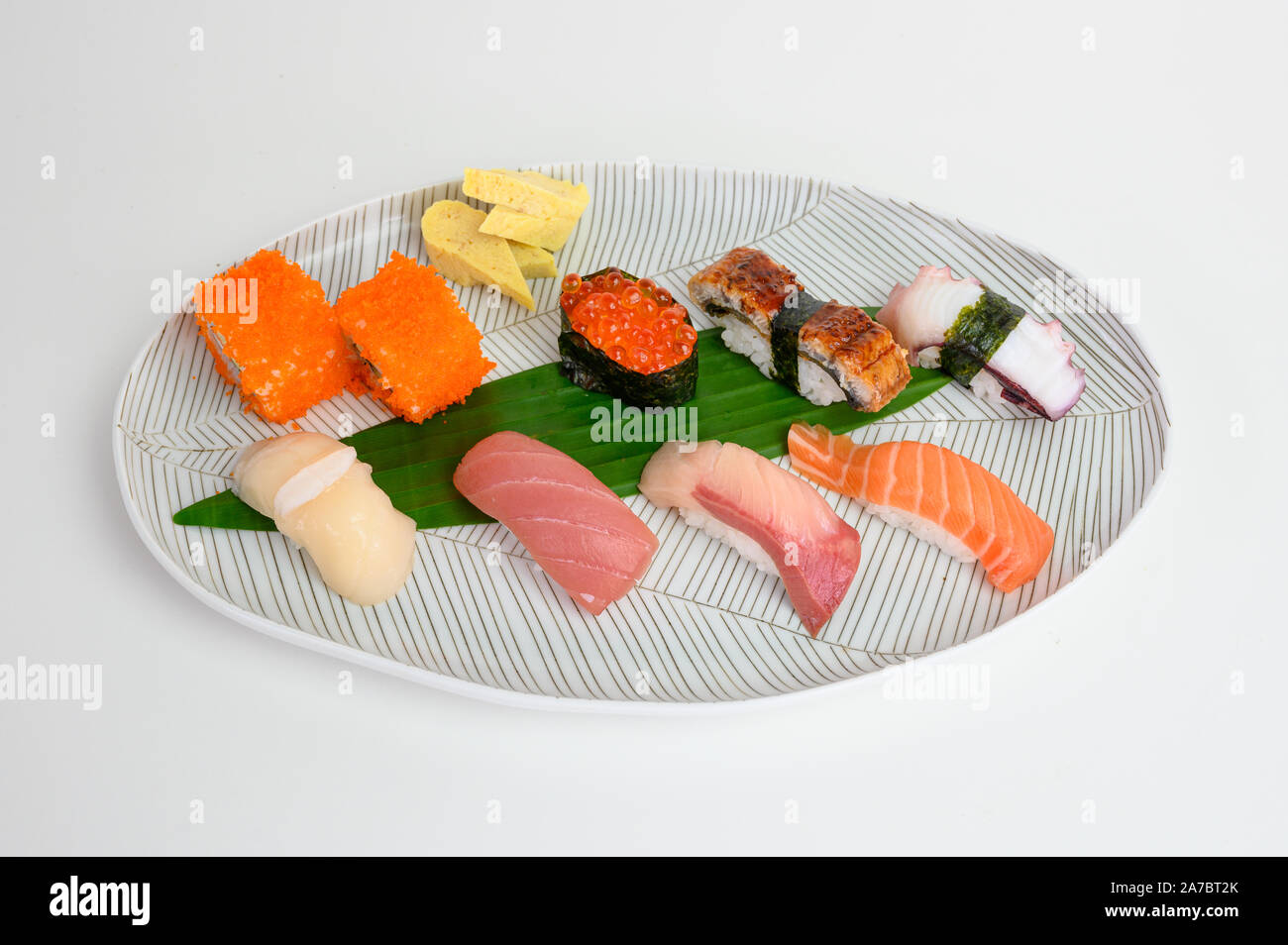 Variété de sushis nigiri japonais ensemble d'aliments traditionnels on white plate Banque D'Images