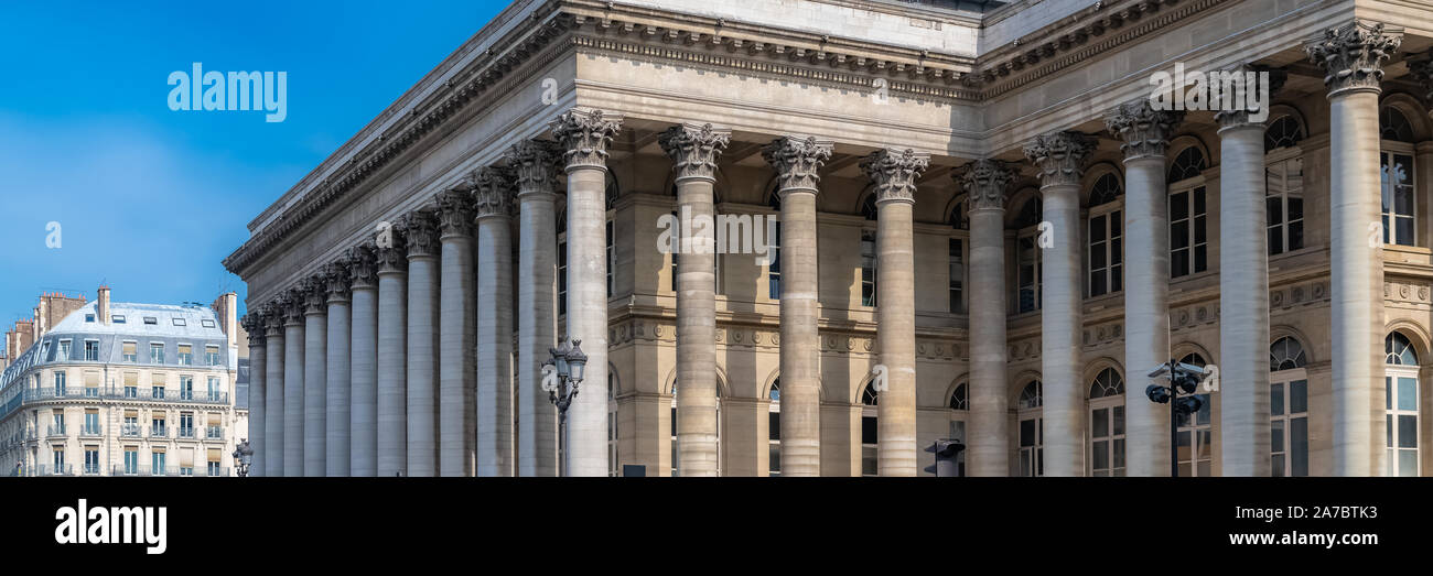 Paris, vue sur les toits typiques de la capitale française, à la Bourse du commerce électronique sur l'ile de la Cité Banque D'Images