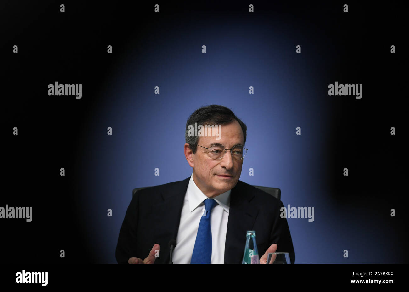 (191101) -- BEIJING, 1 novembre 2019 (Xinhua) -- la Banque centrale européenne (BCE) Le président Mario Draghi prend la parole lors d'une conférence de presse au siège de la BCE à Francfort, Allemagne, le 24 octobre 2019. (Xinhua/Lu Yang) Banque D'Images