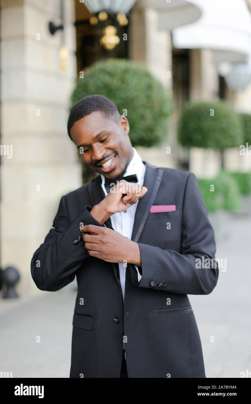 L'afro-américain homme portant costume et en attente de réunion près du  bâtiment Photo Stock - Alamy
