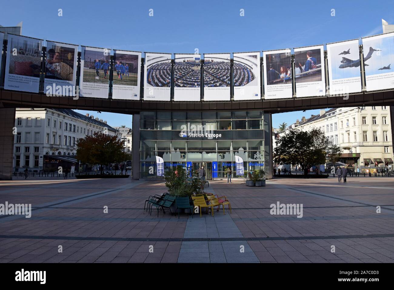 Les visiteurs de marcher dans les carrés à l'extérieur de l'Europe centrale et les bâtiments du Parlement européen, Bruxelles, Belgique Banque D'Images