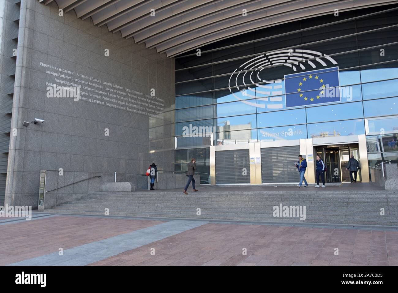 Les visiteurs arrivant et leeaving l'entrée de bâtiments du Parlement européen à Bruxelles, Belgique Banque D'Images