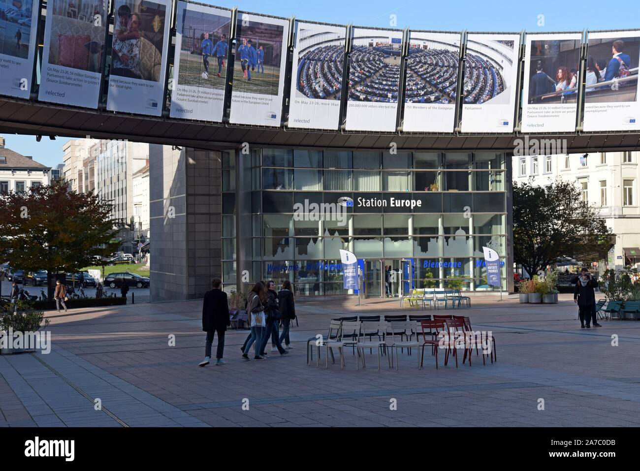 Les visiteurs de marcher dans les carrés à l'extérieur de l'Europe centrale et les bâtiments du Parlement européen, Bruxelles, Belgique Banque D'Images