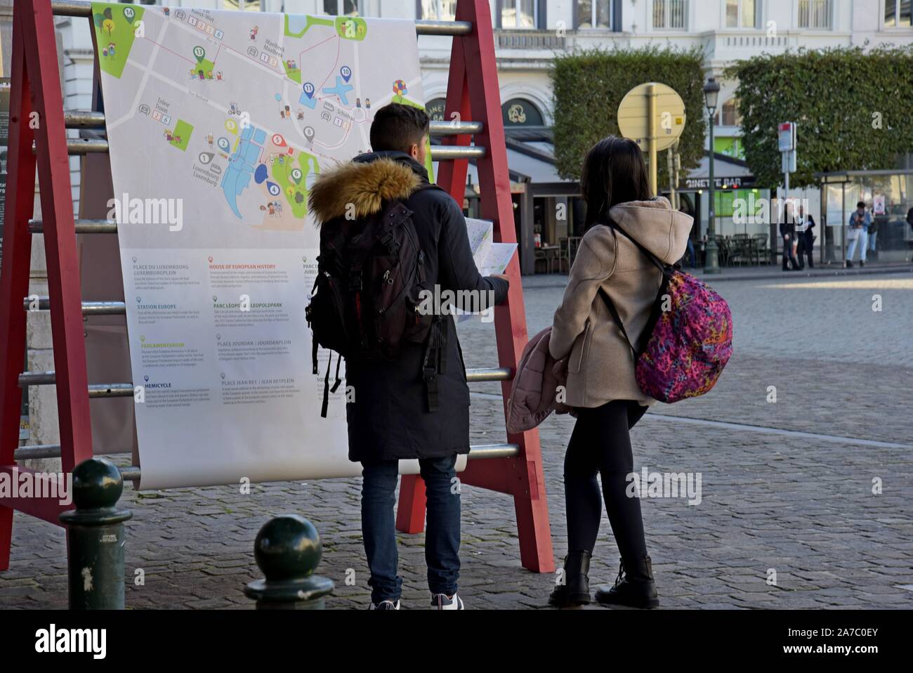 Les visiteurs à la recherche à un site géant du Parlement européen à la Place de Luxembourg, Bruxelles, Belgique Banque D'Images