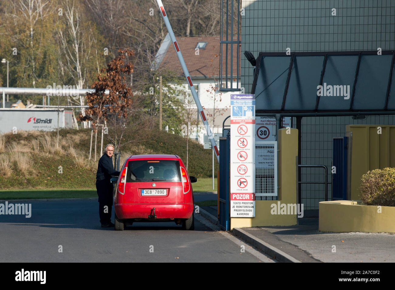 Pardubice, République tchèque. 06Th Nov, 2019. Quatre personnes a subi de graves brûlures lors d'une explosion à l'usine Explosia (photo) à Pardubice le matin le 1 novembre 2019, et ils ont été envoyés à un centre spécial de burns à Prague, porte-parole des services d'urgence Ales Maly dit. Selon les informations préliminaires, l'explosion a eu lieu dans la section de mélange de poudre. Explosia, créé en 1920 et entièrement détenue par l'État depuis 2002, produit des explosifs et munitions. Photo : CTK Josef Vostarek/Photo/Alamy Live News Banque D'Images