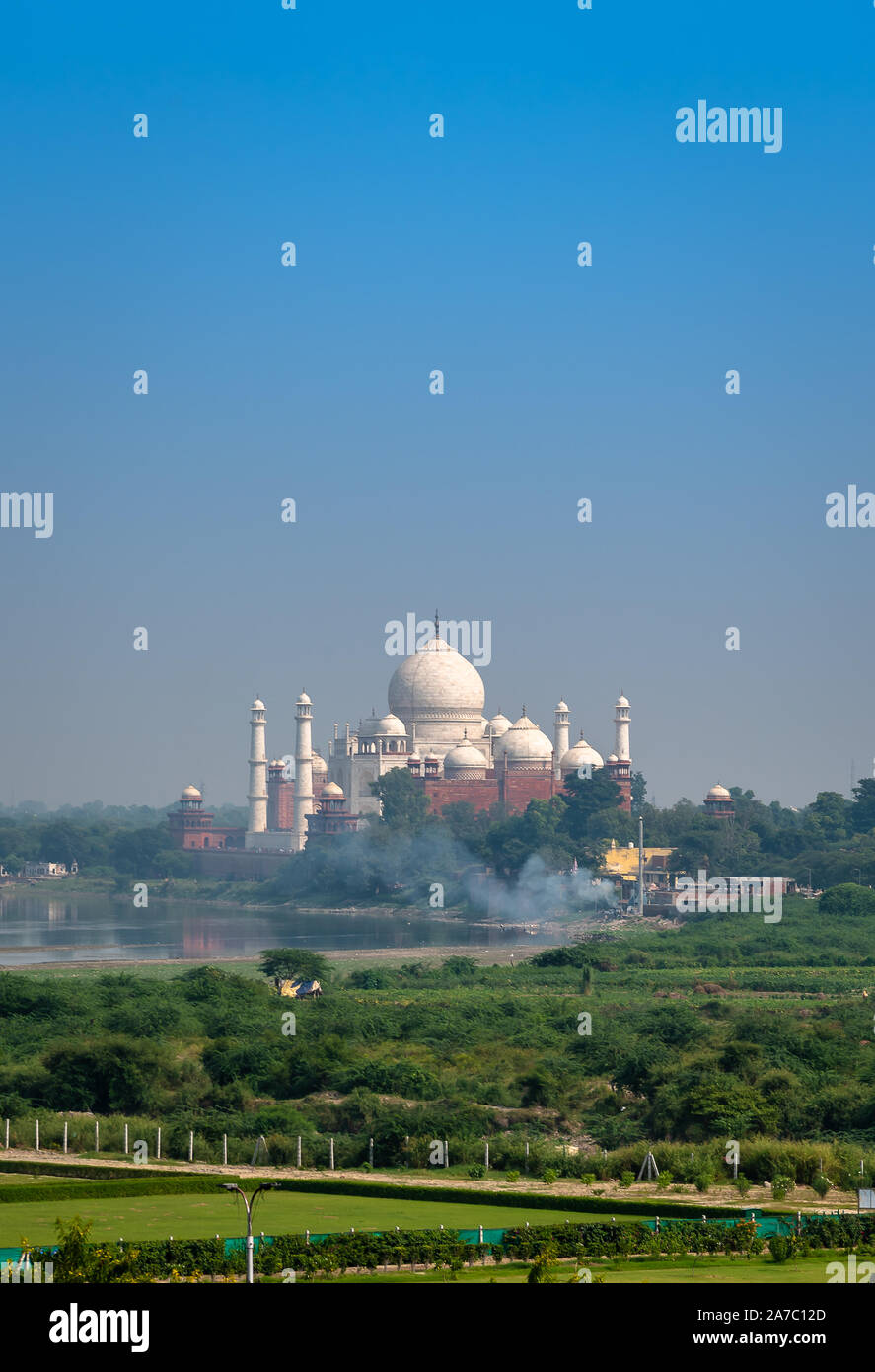 Vue de dessus de l'extérieur de l'hôtel Taj Mahal, mausolée de marbre blanc ivoire sur la rive sud de la rivière Yamuna dans la ville indienne d'Agra. Banque D'Images