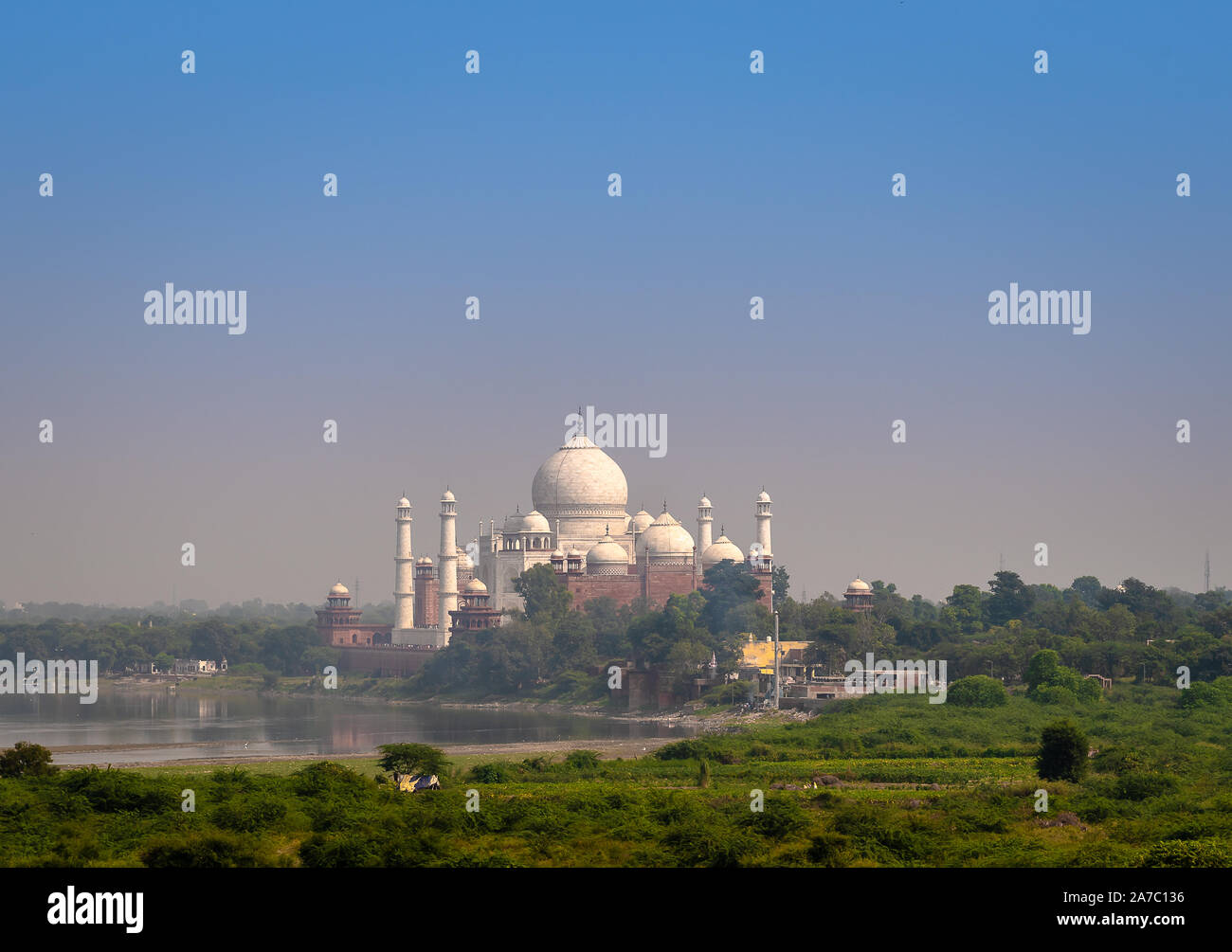 Vue de dessus de l'extérieur de l'hôtel Taj Mahal, mausolée de marbre blanc ivoire sur la rive sud de la rivière Yamuna dans la ville indienne d'Agra. Banque D'Images