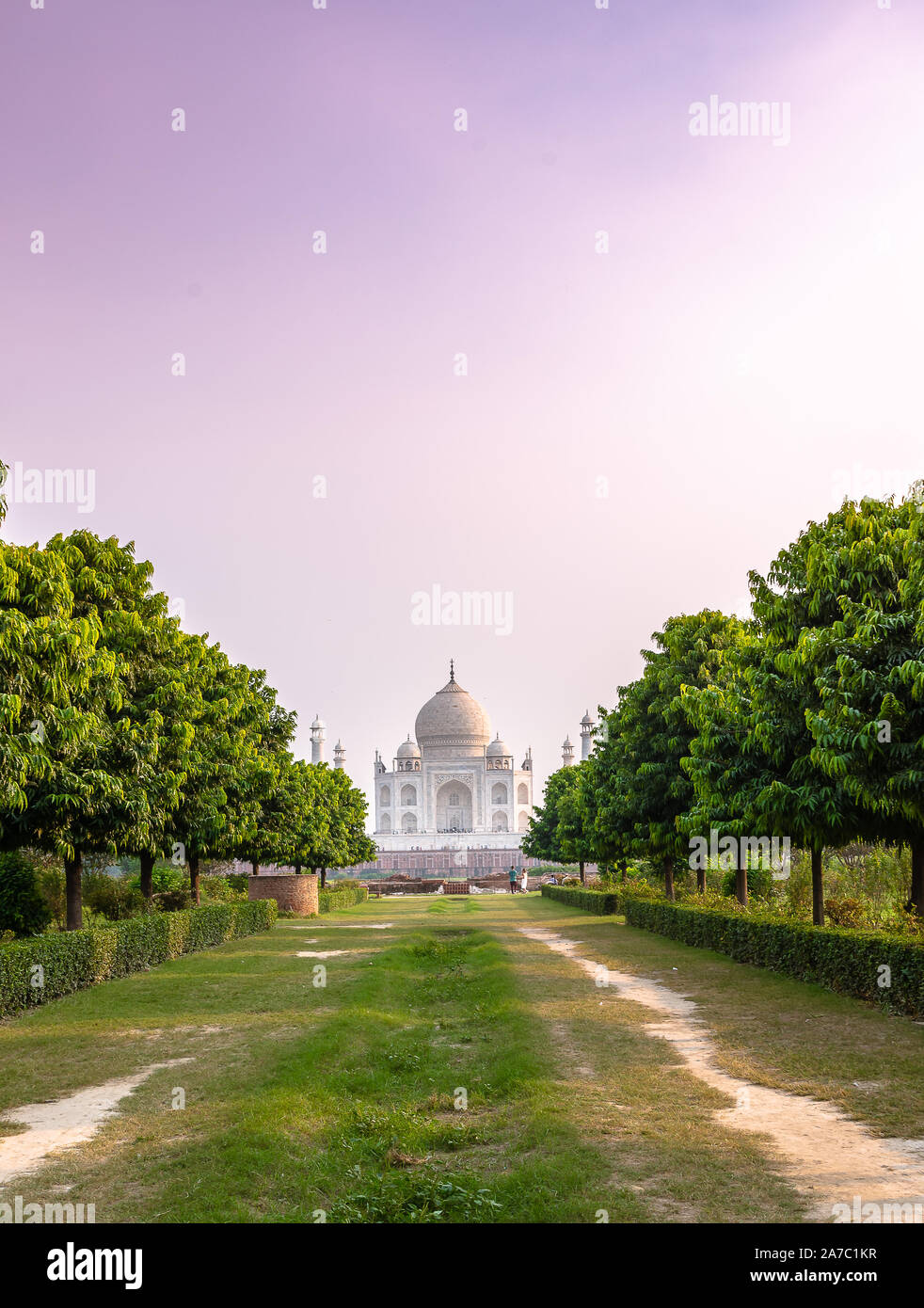 Paysage de la complexe Taj Mahal de l'autre côté de la rivière Yamuna au moment de coucher du soleil - Agra, Inde. Banque D'Images