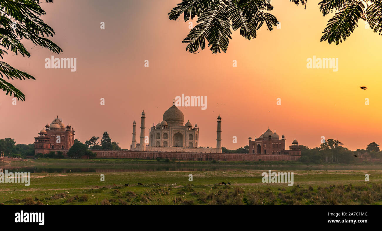 Paysage de la complexe Taj Mahal de l'autre côté de la rivière Yamuna au moment de coucher du soleil - Agra, Inde. Banque D'Images
