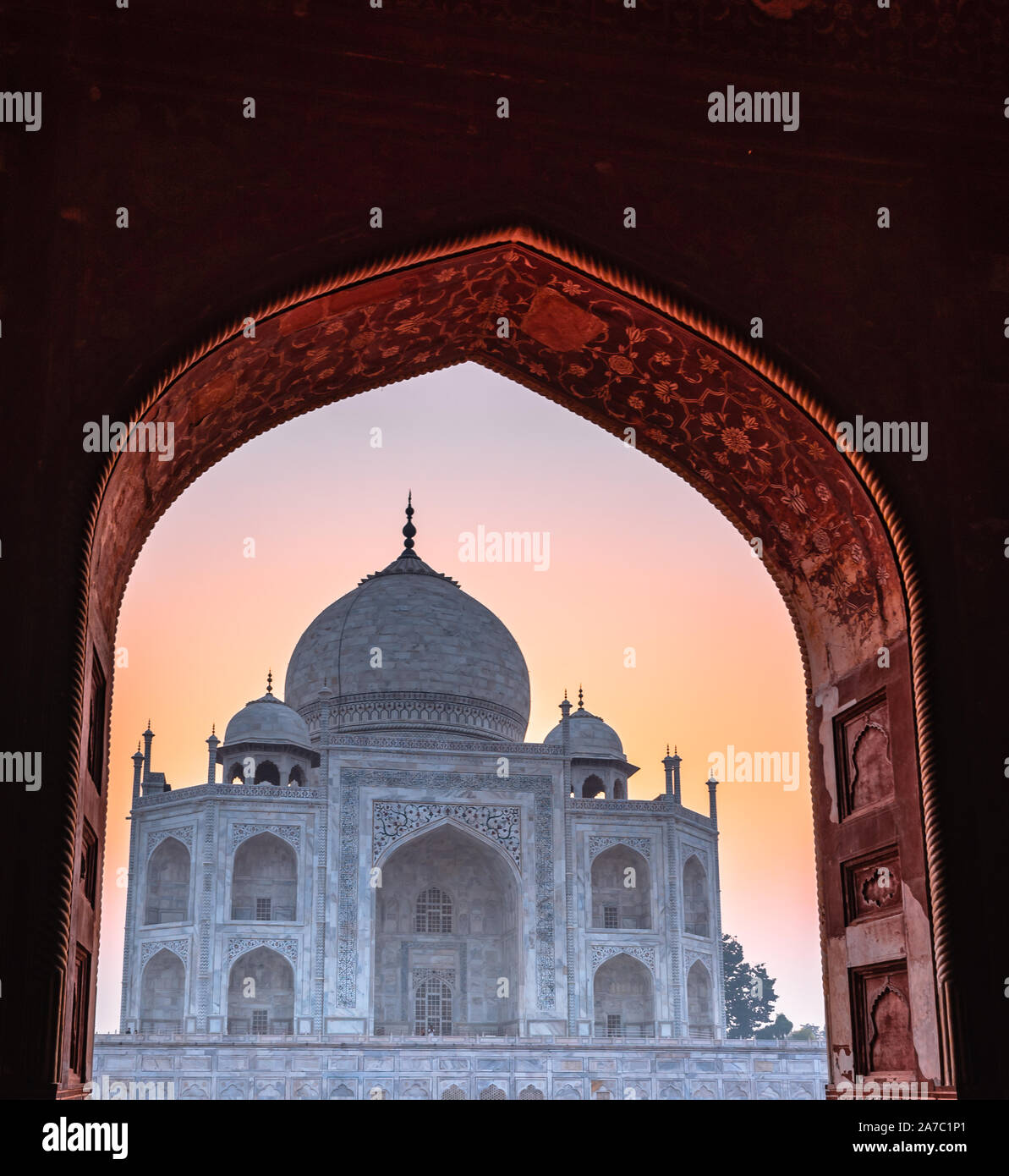Dans l'image Taj Mahal, mausolée de marbre blanc ivoire sur la rive sud de la rivière Yamuna dans la ville indienne d'Agra. Banque D'Images