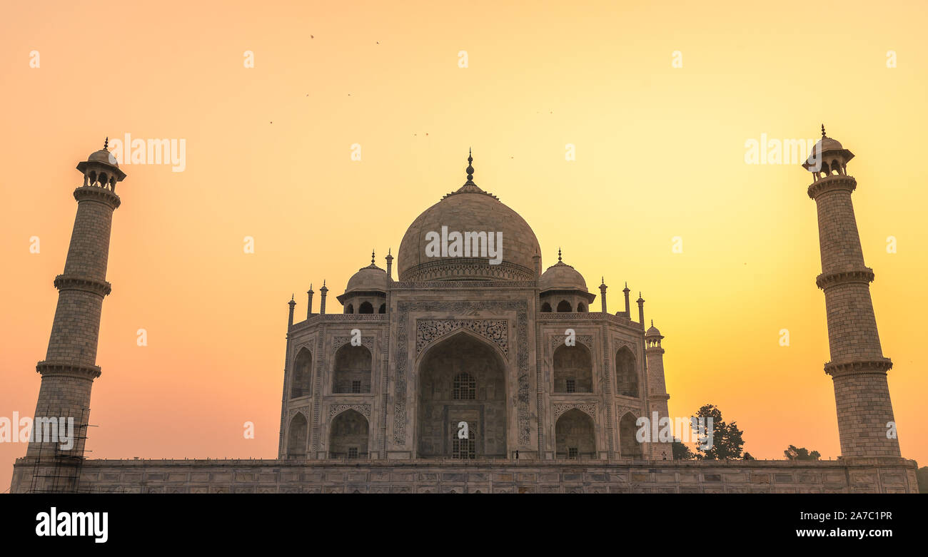 Les touristes du monde jouissant de la vue sur le Taj Mahal, mausolée de marbre blanc ivoire sur la rive sud de la rivière Yamuna dans la ville indienne d'un Banque D'Images