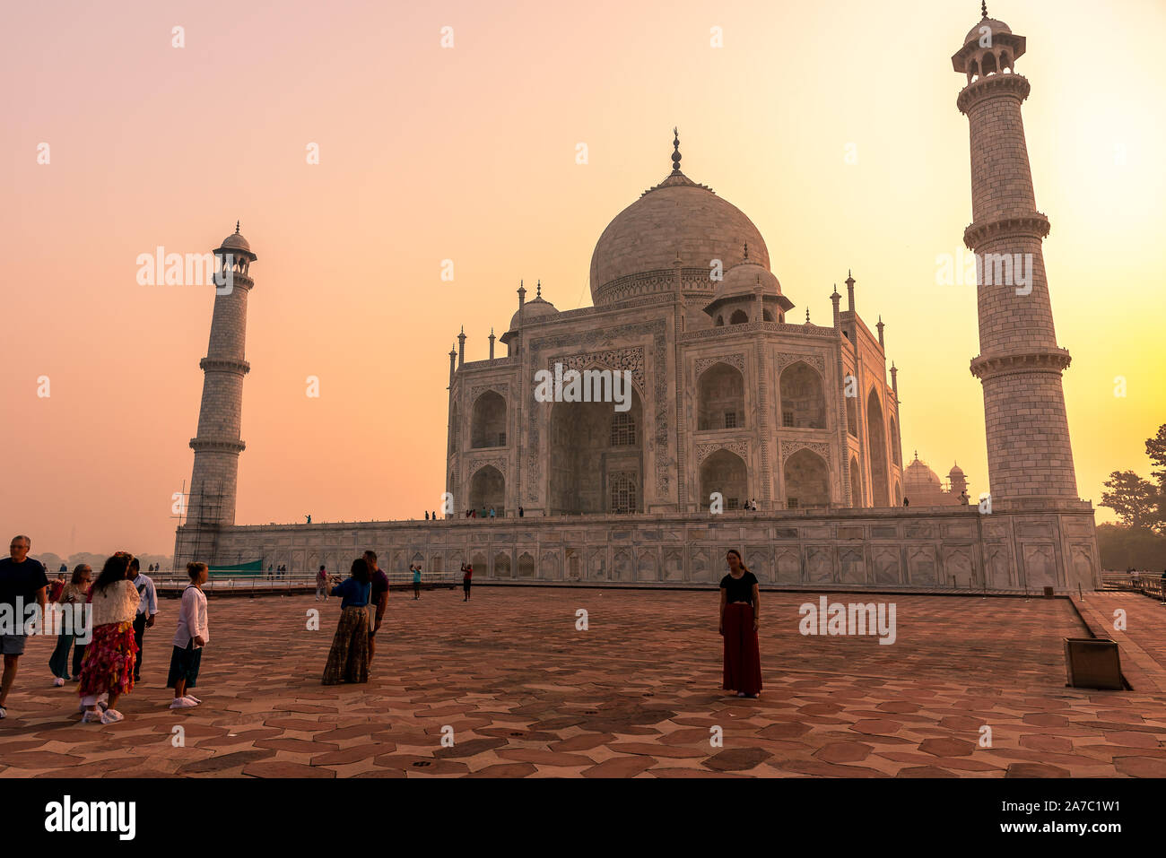 Les touristes du monde jouissant de la vue sur le Taj Mahal, mausolée de marbre blanc ivoire sur la rive sud de la rivière Yamuna dans la ville indienne d'un Banque D'Images