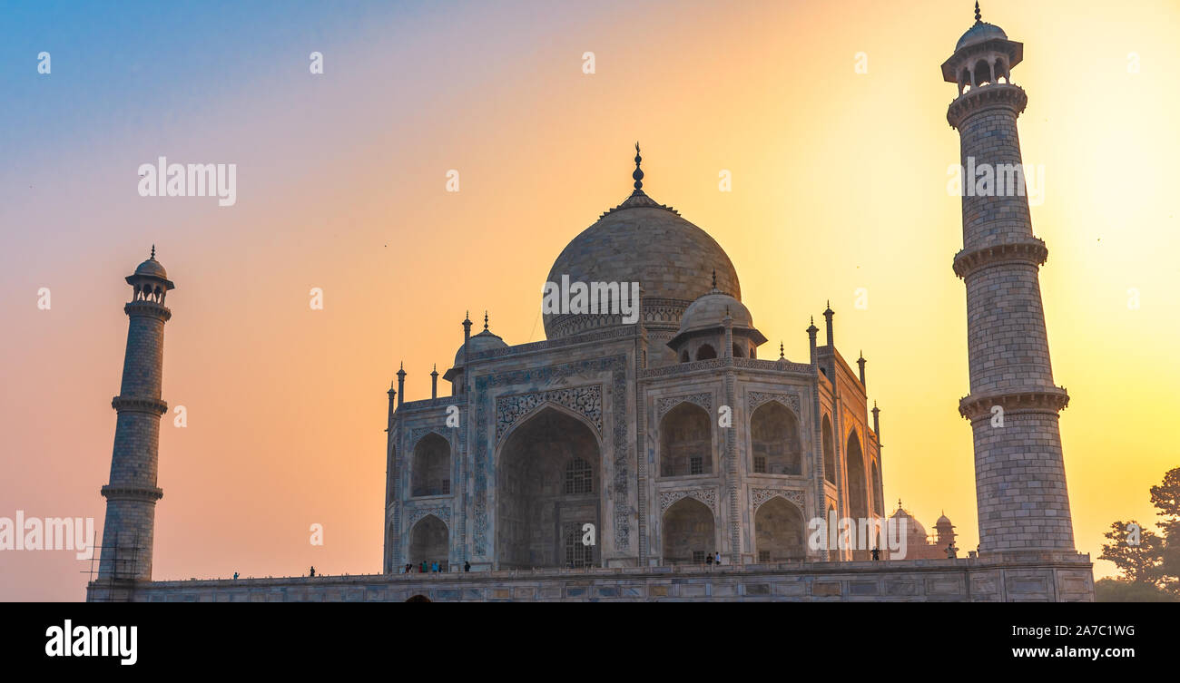 Les touristes du monde jouissant de la vue sur le Taj Mahal, mausolée de marbre blanc ivoire sur la rive sud de la rivière Yamuna dans la ville indienne d'un Banque D'Images