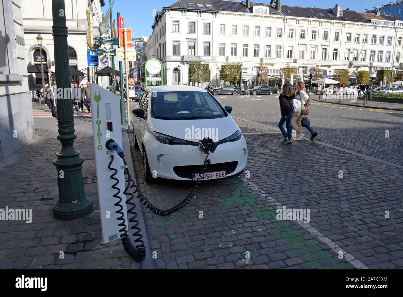 Voiture électrique Renault Zoe du système de partage de voitures Zencar sur charge de la Place de Luxembourg en face du Parlement européen à Bruxelles Banque D'Images