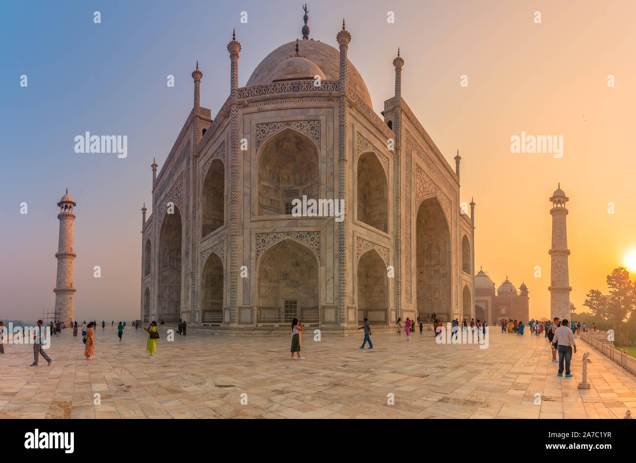 Les touristes du monde jouissant de la vue sur le Taj Mahal, mausolée de marbre blanc ivoire sur la rive sud de la rivière Yamuna dans la ville indienne d'un Banque D'Images