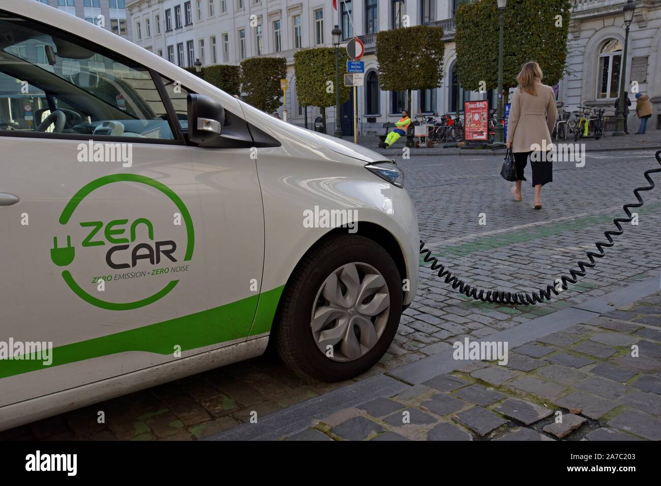 Voiture électrique Renault Zoe du système de partage de voitures Zencar sur charge de la Place de Luxembourg en face du Parlement européen à Bruxelles Banque D'Images