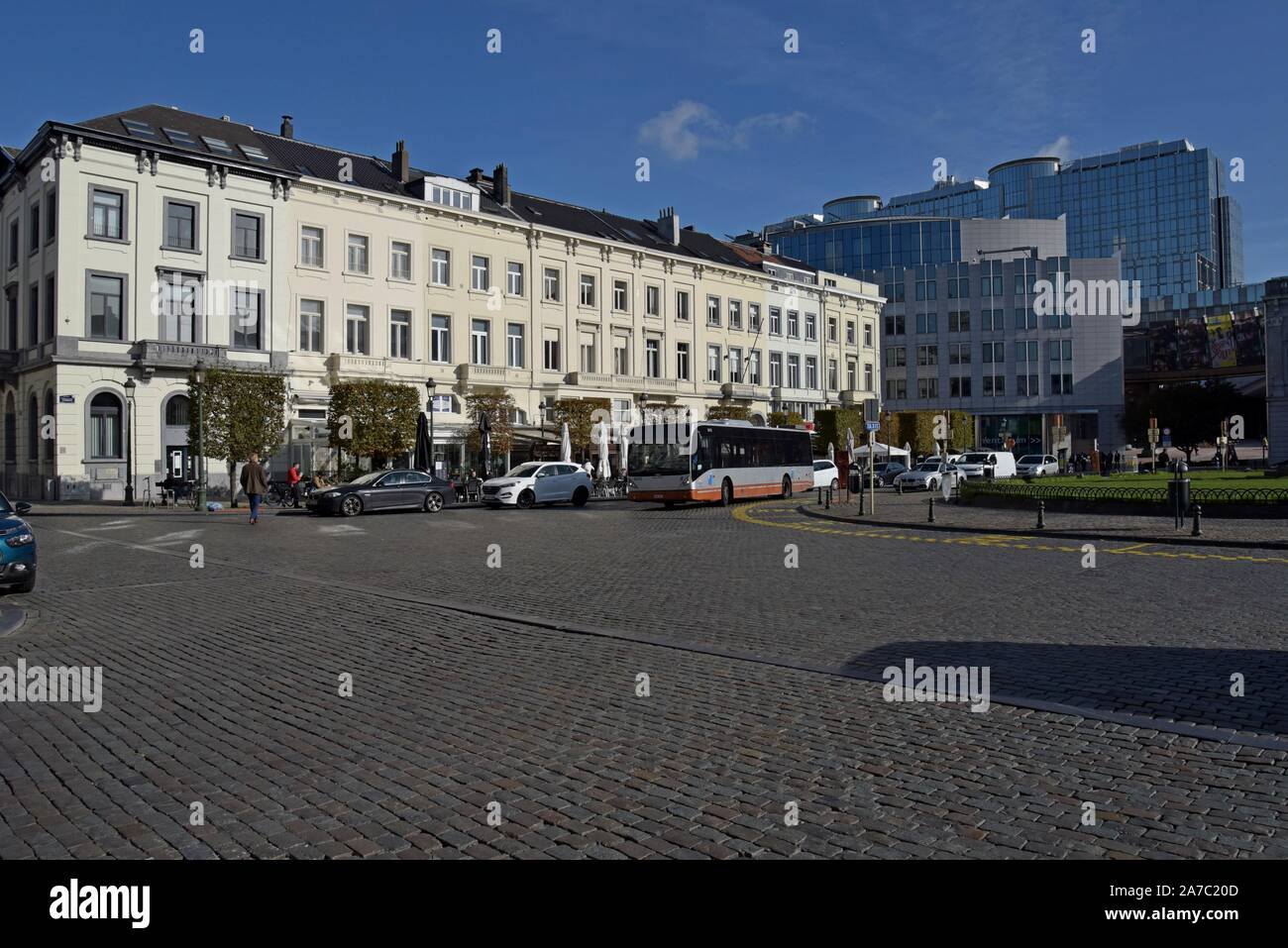 Une vue de la Place de Luxembourg, Bruxelles, Belgique, avec les bâtiments du Parlement européen vu dans l'arrière-plan Banque D'Images