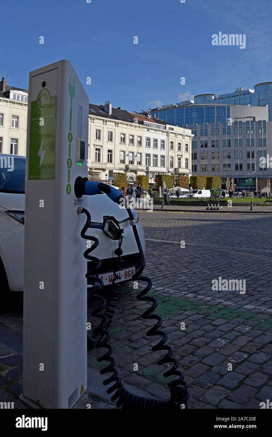 Renault électrique Zoe avec Zencar car share scheme sur frais dans la Place de Luxembourg, Bruxelles avec les bâtiments du Parlement européen à l'arrière-plan Banque D'Images