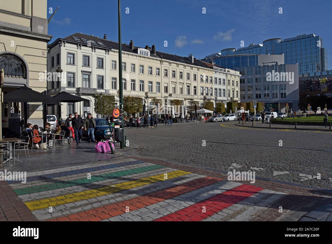 Une vue de la Place de Luxembourg, Bruxelles, Belgique, avec les bâtiments du Parlement européen vu dans l'arrière-plan Banque D'Images