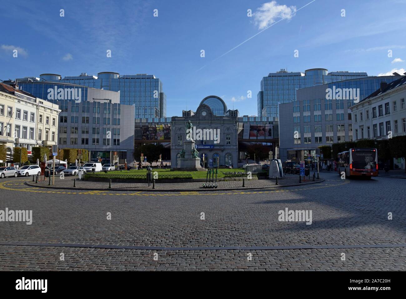 Une vue de la Place de Luxembourg, Bruxelles, Belgique, avec les bâtiments du Parlement européen vu dans l'arrière-plan Banque D'Images