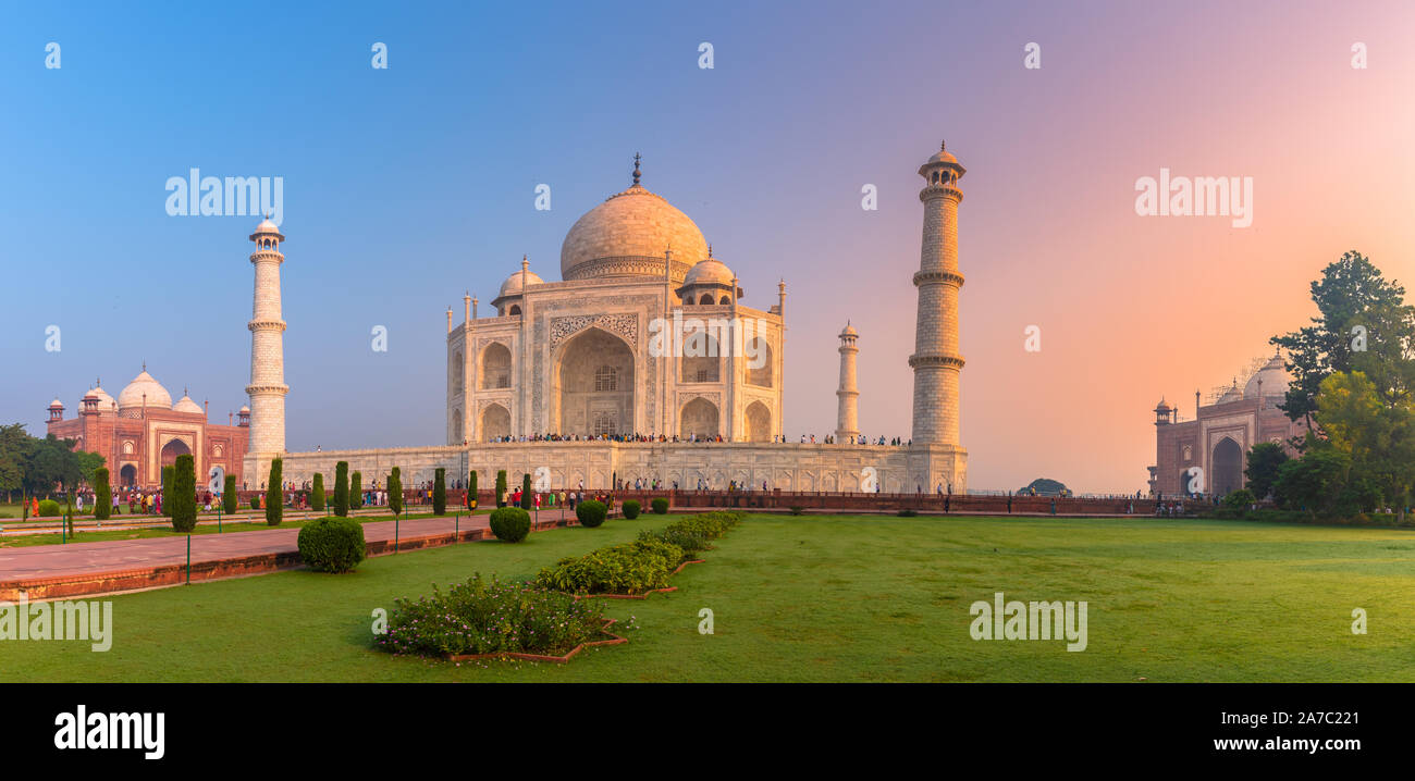 Vue panoramique de l'extérieur de l'hôtel Taj Mahal, mausolée de marbre blanc ivoire sur la rive sud de la rivière Yamuna dans la ville indienne d'Agra. Banque D'Images