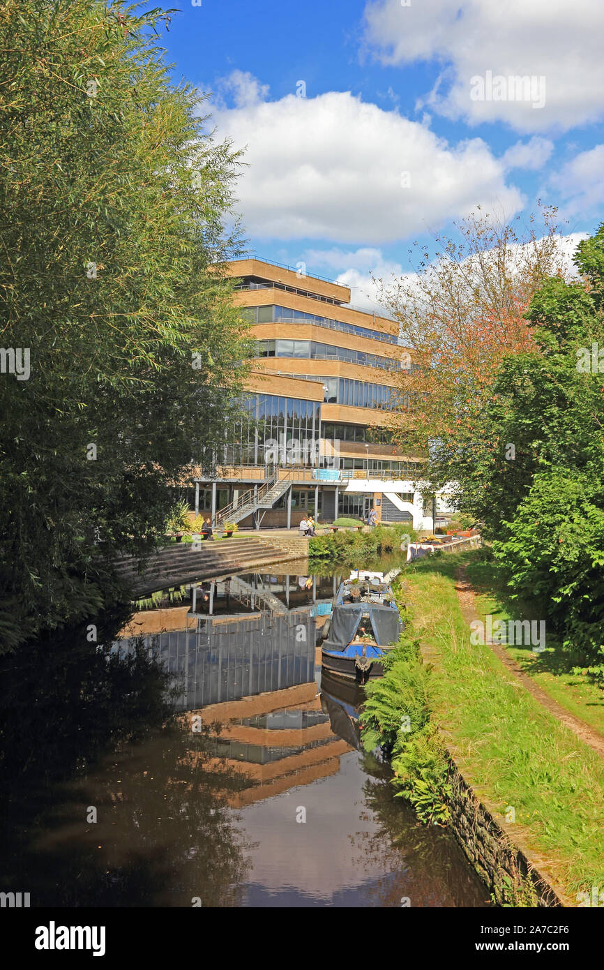Les bâtiments de l'Université de Huddersfield, Huddersfield Canal large en premier plan Banque D'Images
