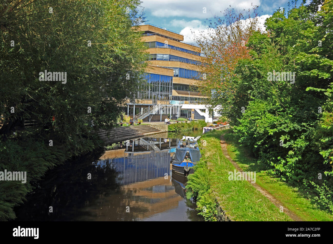 Les bâtiments de l'Université de Huddersfield, Huddersfield Canal large en premier plan Banque D'Images