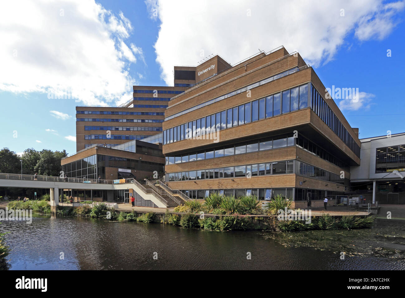 Les bâtiments de l'Université de Huddersfield, Huddersfield Canal large en premier plan Banque D'Images