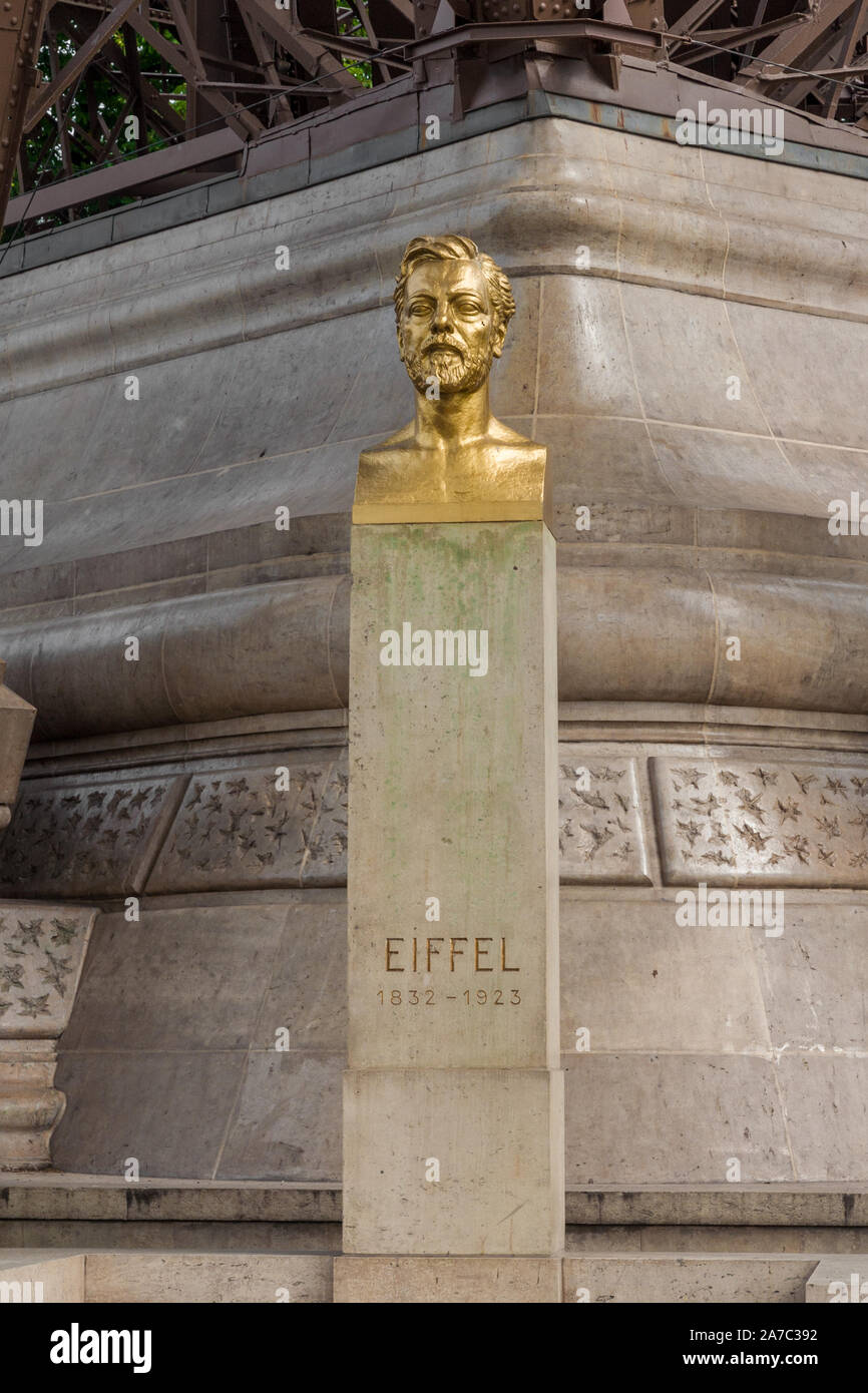 La vue du buste en or de l'ingénieur civil français Alexandre Gustave Eiffel sous la Tour Eiffel de Paris en format portrait. Il a vécu à partir de 1832... Banque D'Images