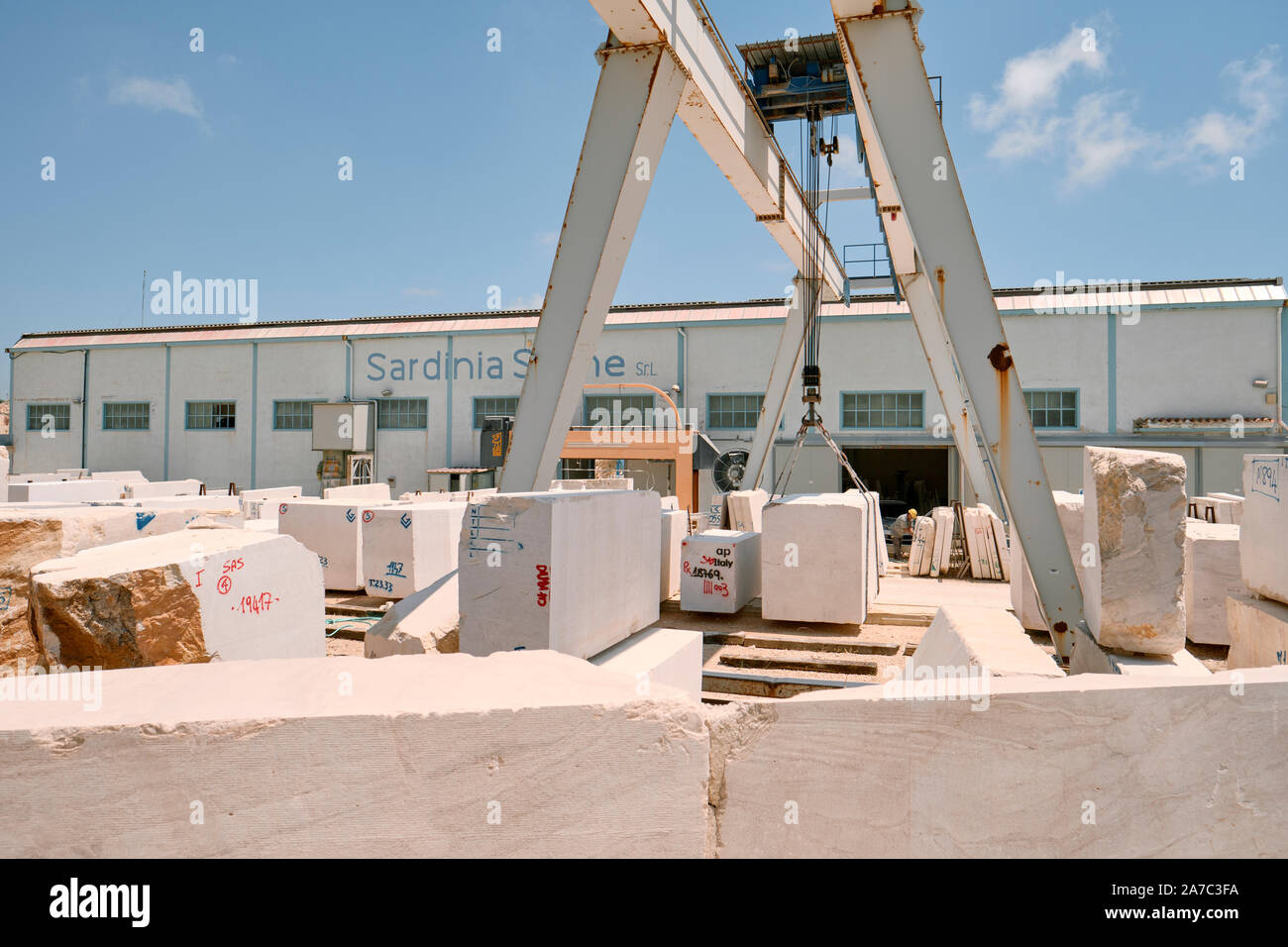 Le bâtiment en pierre de la Sardaigne et de l'entreprise grue situé au coeur de la carrière de marbre dans la région de Orosei Sardina Italie Europe. Banque D'Images