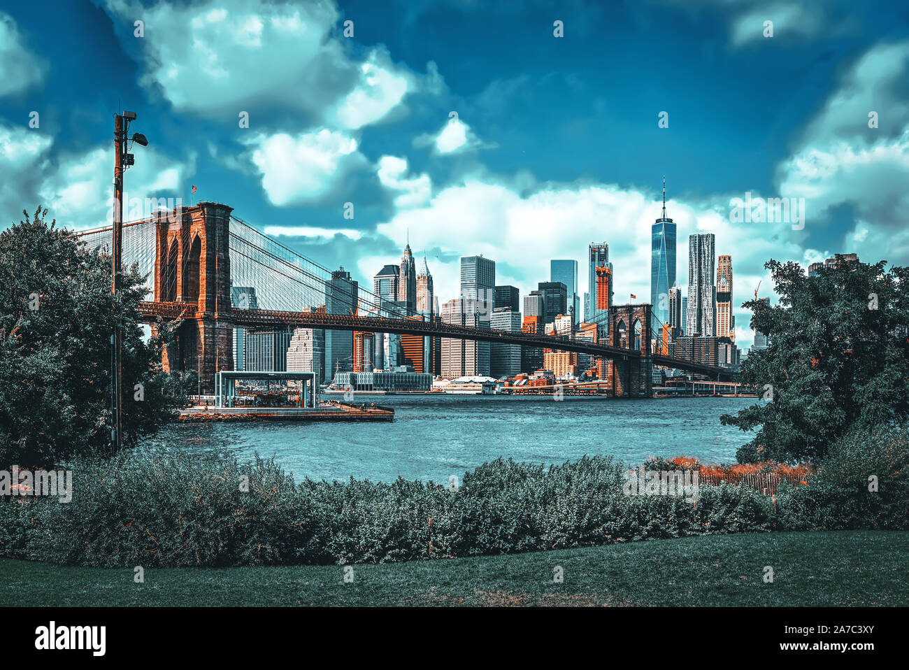 New York, USA - Août 07, 2017 Avis : Pont de Brooklyn entre le Sud de Manhattan et de Brooklyn à l'Empire Fulton Ferry State Park. Banque D'Images