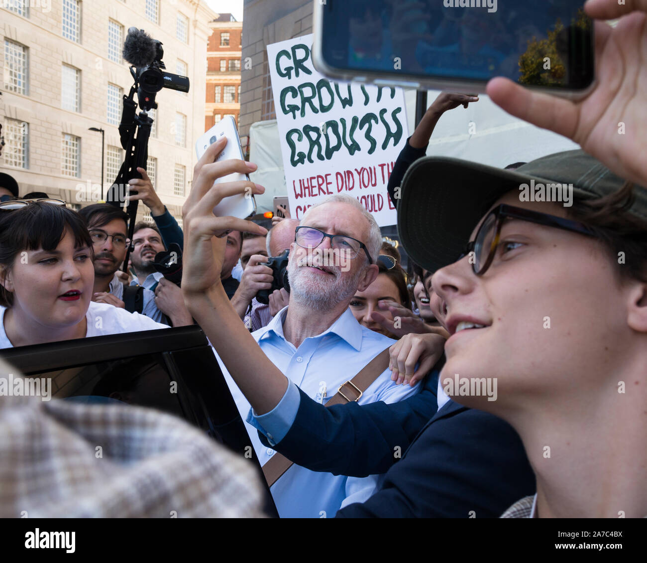 Millbank, Westminster, London, UK. 20 septembre 2019. Jeremy Corbyn après son discours à la grève du climat Banque D'Images