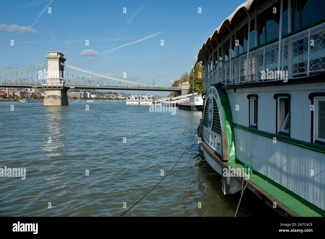 'Kossuth' bateau restaurant et le Pont des chaînes Széchenyi. Budpest, Hongrie Banque D'Images