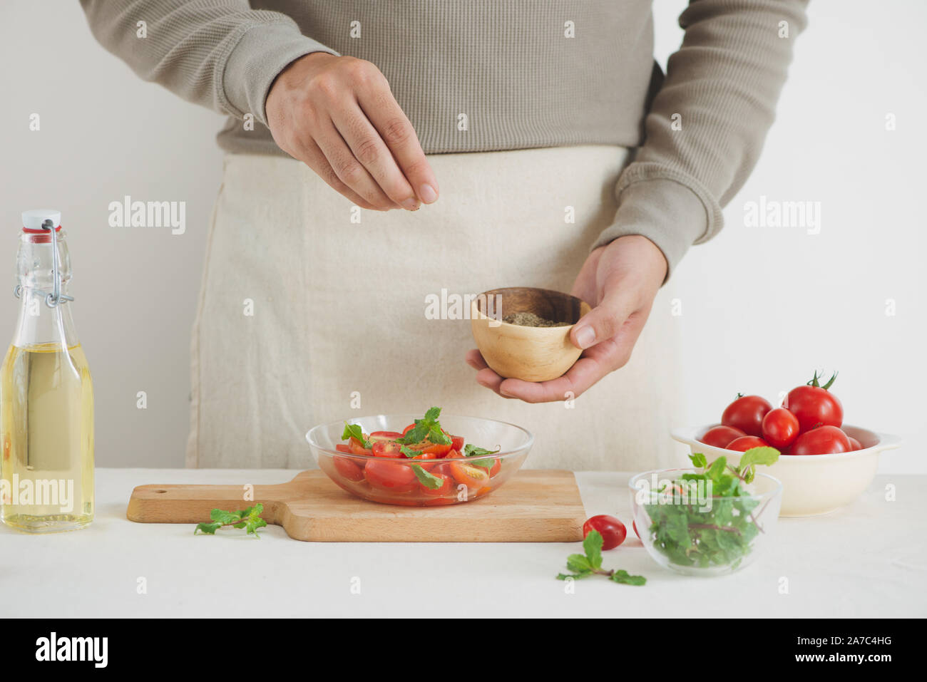 Salade fraîche avec tomate, mozzarella et basilic. Concept pour un apéritif sain et savoureux Banque D'Images