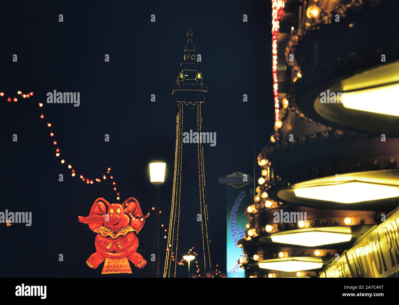 Blackpool illuminations le long de la golden mile avec la tour, Lancashire, England, UK Banque D'Images