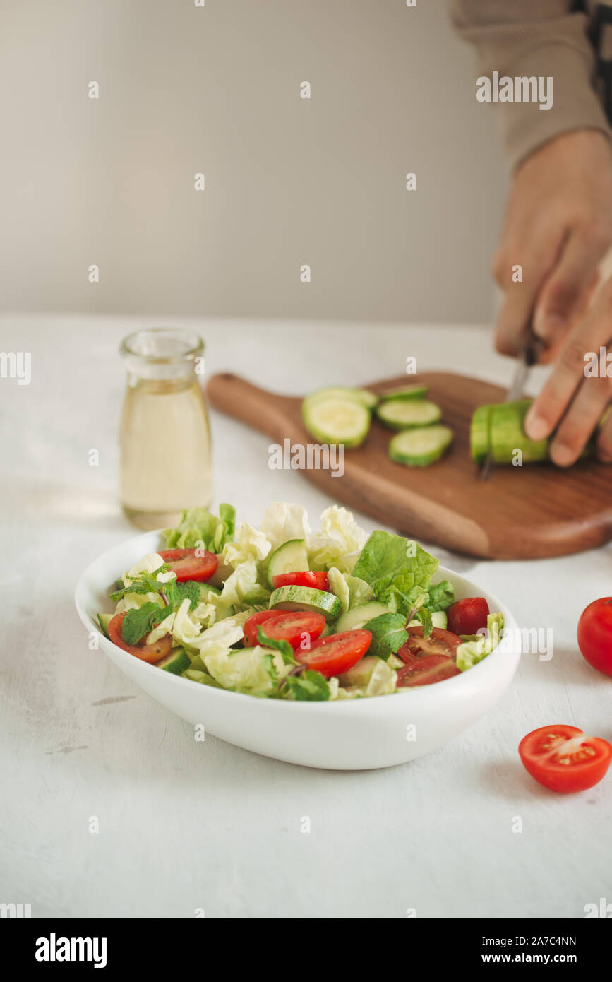 Des aliments sains et menu de régime. Mélange frais divers salade avec tomates, concombres, oignons Banque D'Images
