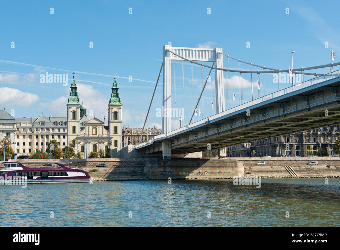 Pont Elisabeth (Erzsébet híd) et l'église du centre-ville. Budapest Banque D'Images