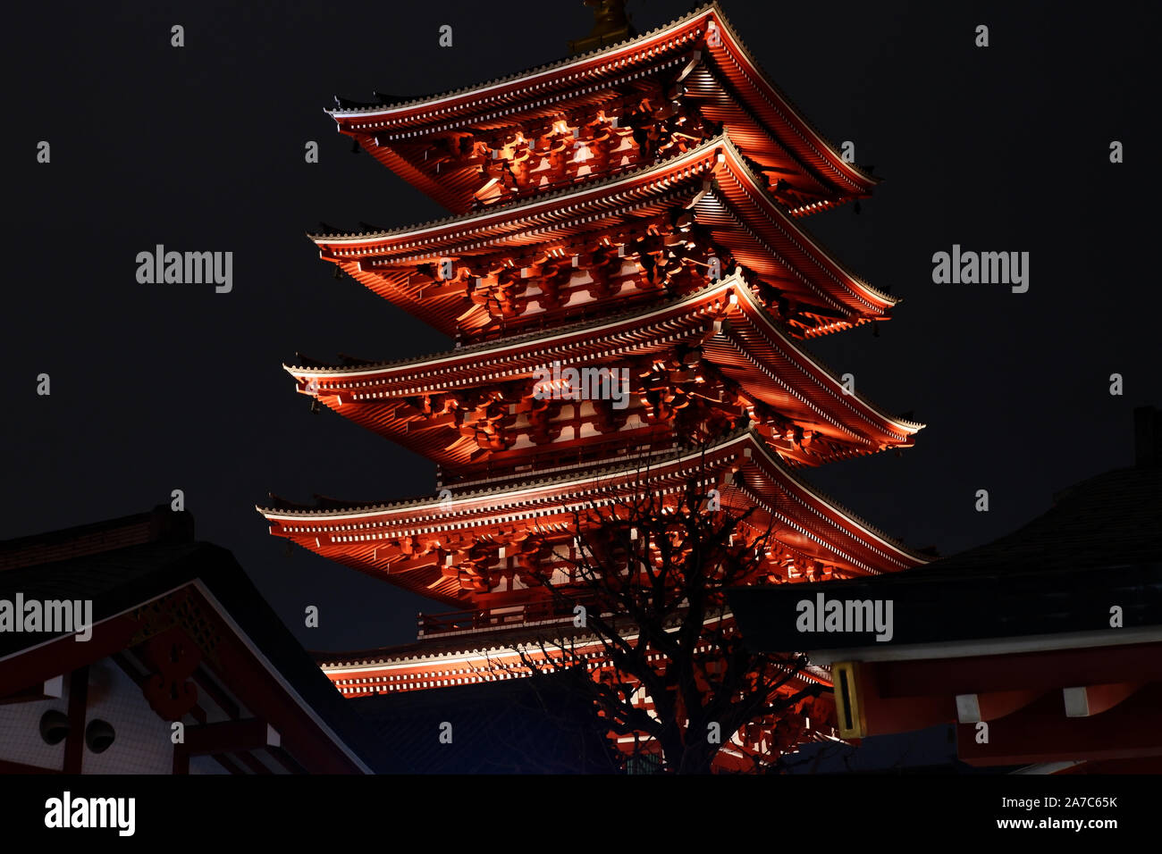 L'ancien bâtiment historique Temple japonais zen au Japon city at night Banque D'Images