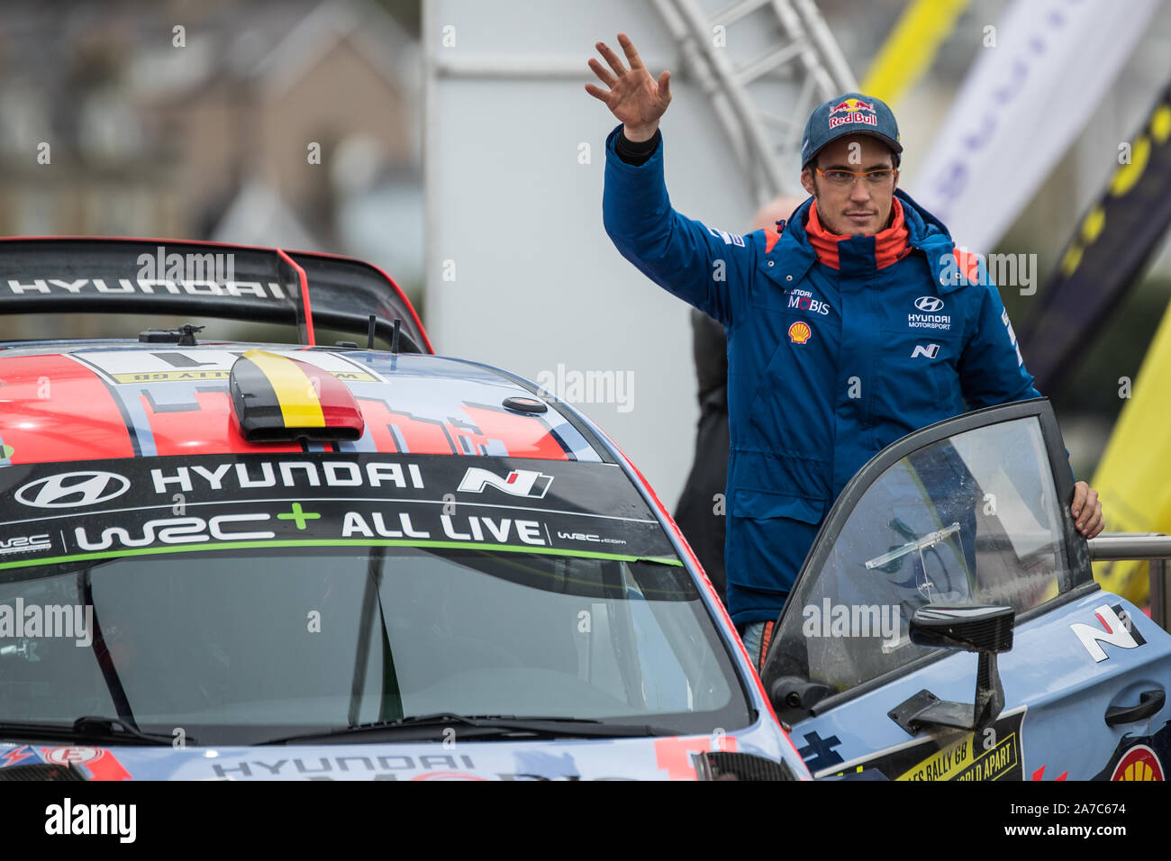 Thierry Neuville en agitant à la foule lors de la cérémonie de clôture des célébrations de la WRC 2019 Wales Rally GB à Llandudno, au Pays de Galles, Royaume-Uni Banque D'Images
