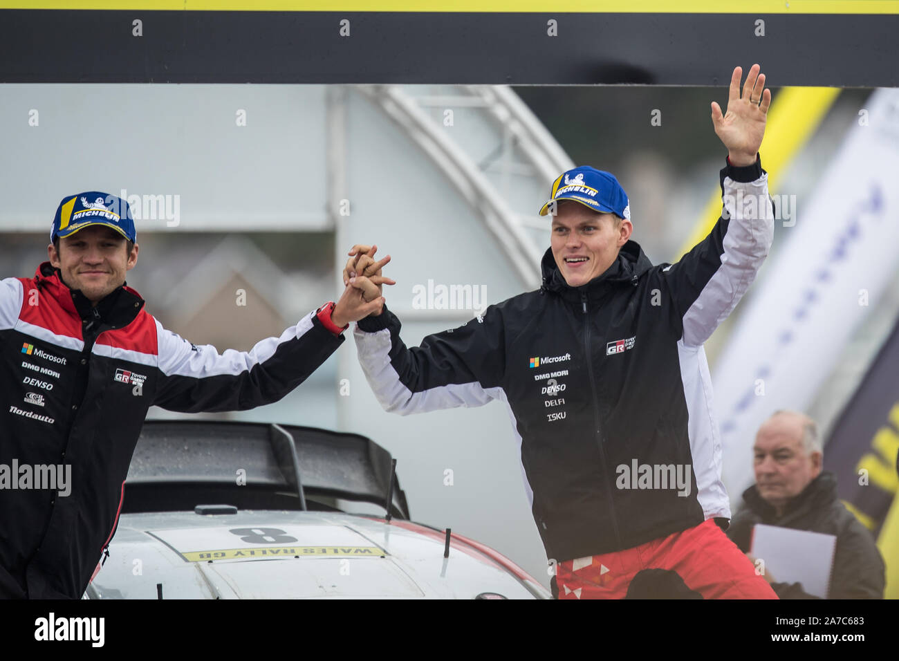 Ott Tanak célèbre sa victoire lors de la cérémonie de clôture des célébrations de la WRC 2019 Wales Rally GB à Llandudno, au Pays de Galles, Royaume-Uni Banque D'Images