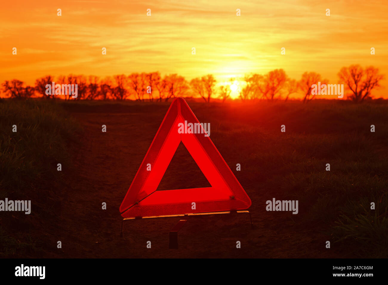 Triangle de présignalisation ventilées par voiture sur route de campagne au coucher du soleil york Royaume-Uni Banque D'Images