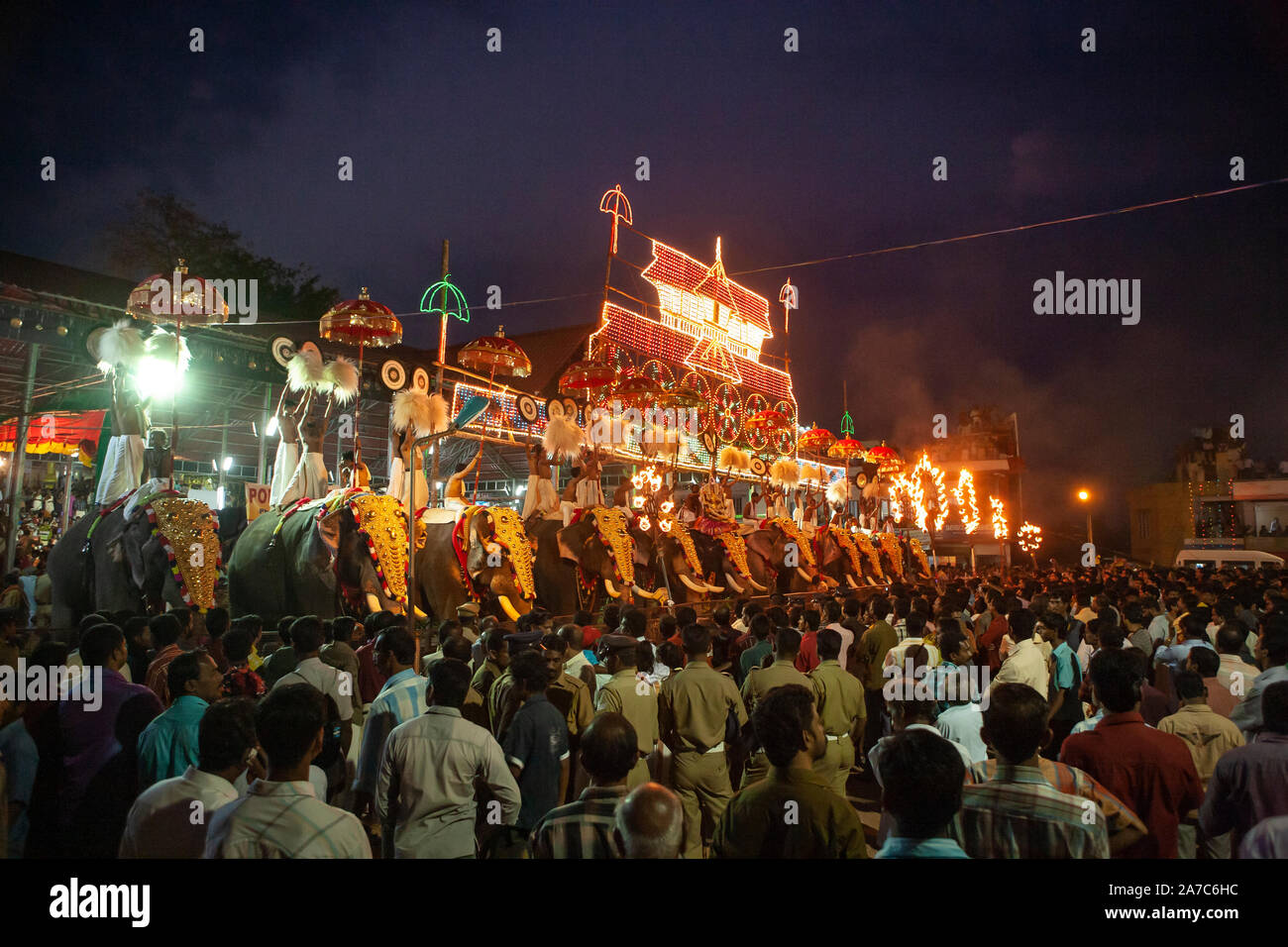 ,Thirunakkara Kottayam, Kerala, Inde, le 23 mars 2009:les éléphants décorés pour commandes défilent le festival au temple Thirunakkara pour la tradition Banque D'Images