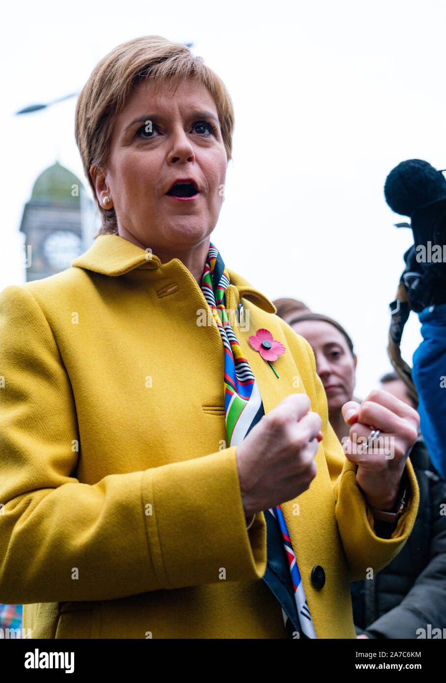 Leith, Édimbourg, Écosse, Royaume-Uni. 1er novembre 2019. Premier ministre écossais Nicola Sturgeon rejoint Brock Deidre, le SNP est candidat à Édimbourg Nord et Leith, sur la campagne électorale aujourd'hui à Leith, Édimbourg. Elle a dit à des militants du parti que l'élection est la possibilité d'échapper aux chaos Brexit en votant SNP et de mettre l'avenir de l'Ecosse en Ecosse. Iain Masterton/Alamy Live News. Banque D'Images