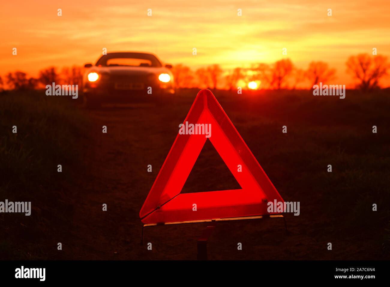 Triangle de présignalisation ventilées par voiture sur route de campagne au coucher du soleil york Royaume-Uni Banque D'Images