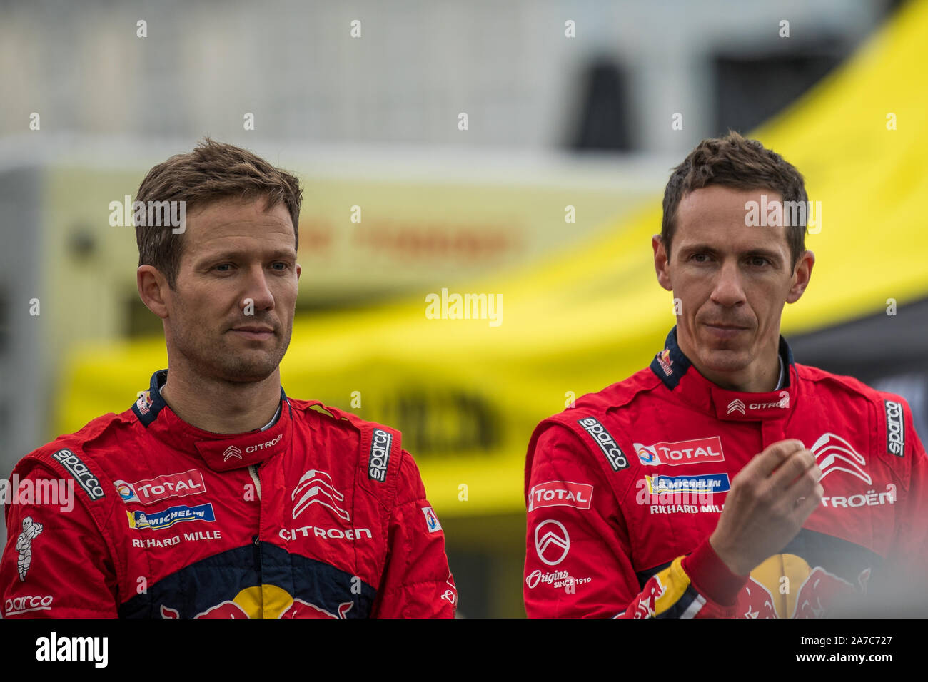 Sébastien Ogier et Julien Ingrassia sur le podium lors de la cérémonie de clôture des célébrations de la WRC 2019 Wales Rally GB à Llandudno, au Pays de Galles, Royaume-Uni Banque D'Images