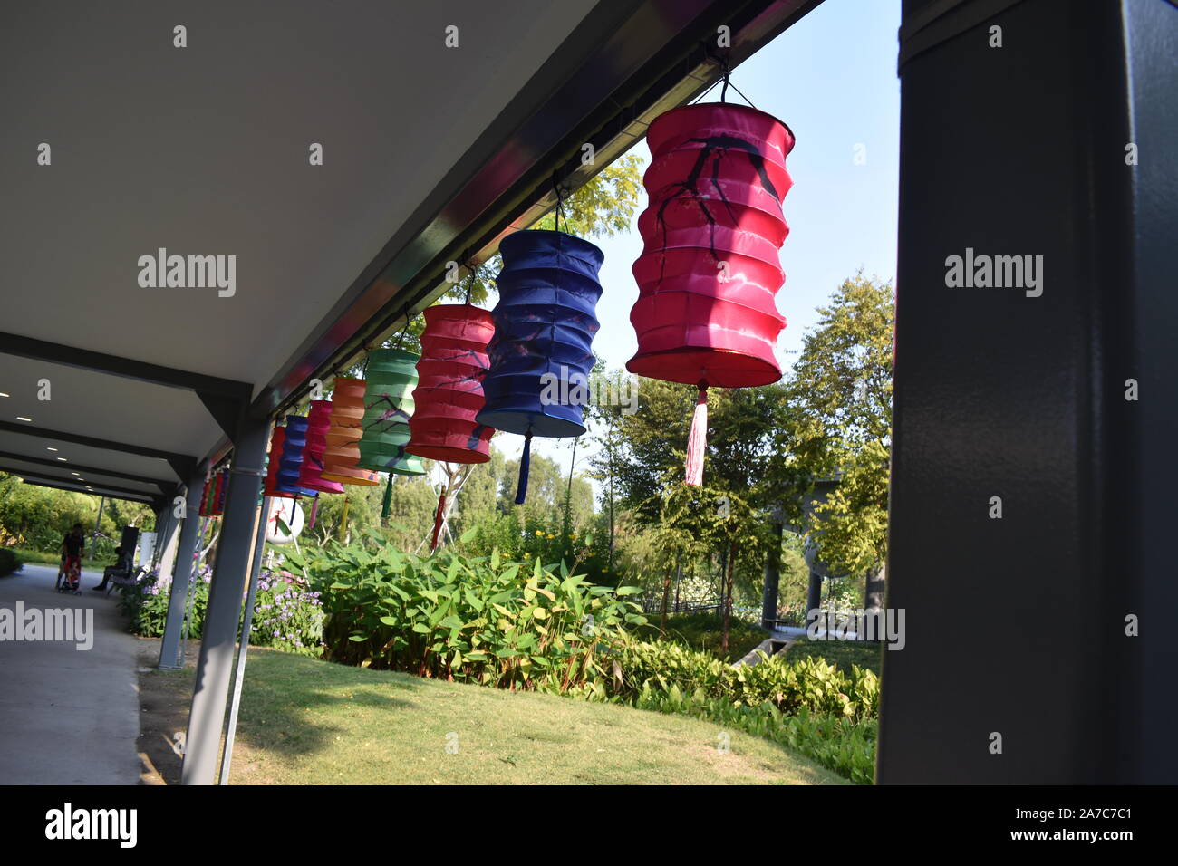Papier coloré lampes dans l'park Banque D'Images