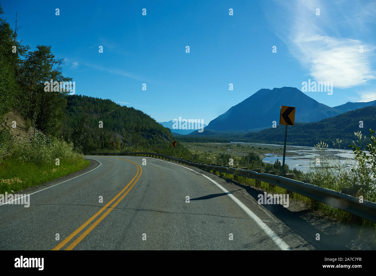 Vue depuis la Glenn Highway jusqu'à la rivière Matanauska, juste avant un virage sur l'autoroute Banque D'Images