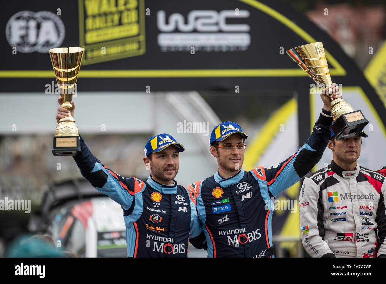 Thierry Neuville et Nicolas Gilsoul dans le podium lors de la cérémonie de clôture des célébrations de la WRC 2019 Wales Rally GB à Llandudno, au Pays de Galles, Royaume-Uni Banque D'Images