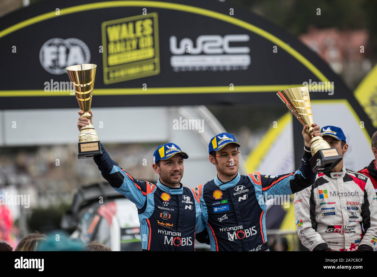 Thierry Neuville et Nicolas Gilsoul dans le podium lors de la cérémonie de clôture des célébrations de la WRC 2019 Wales Rally GB à Llandudno, au Pays de Galles, Royaume-Uni Banque D'Images