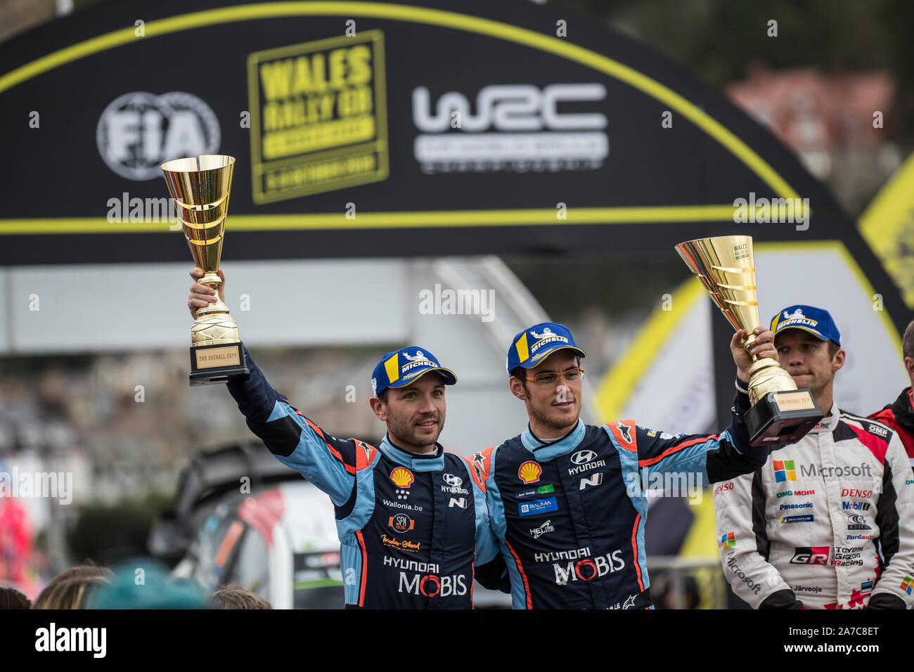 Thierry Neuville et Nicolas Gilsoul dans le podium lors de la cérémonie de clôture des célébrations de la WRC 2019 Wales Rally GB à Llandudno, au Pays de Galles, Royaume-Uni Banque D'Images